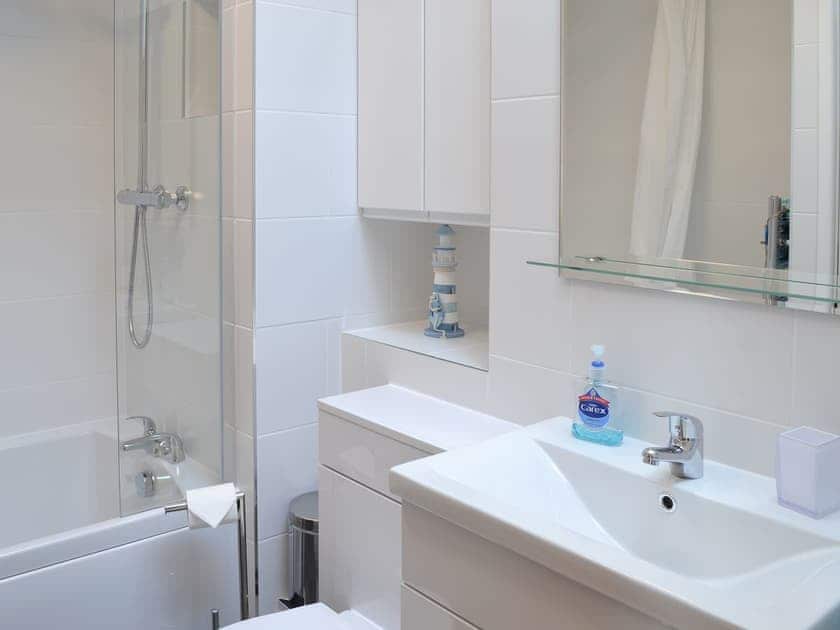 Bathroom | Cobi’s Cape Cottage, St. Just