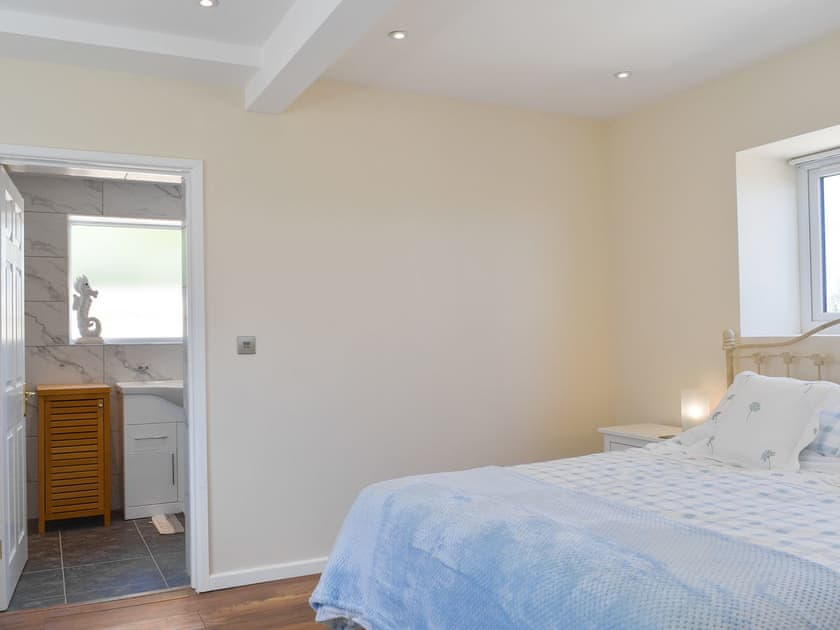 Peaceful en-suite double bedroom | Stars Cottage, Moreton, near Wareham