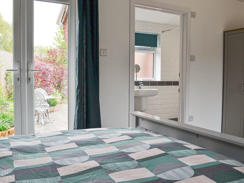 Double bedroom with en-suite | Sleepy Willow, Little Snoring, near Fakenham
