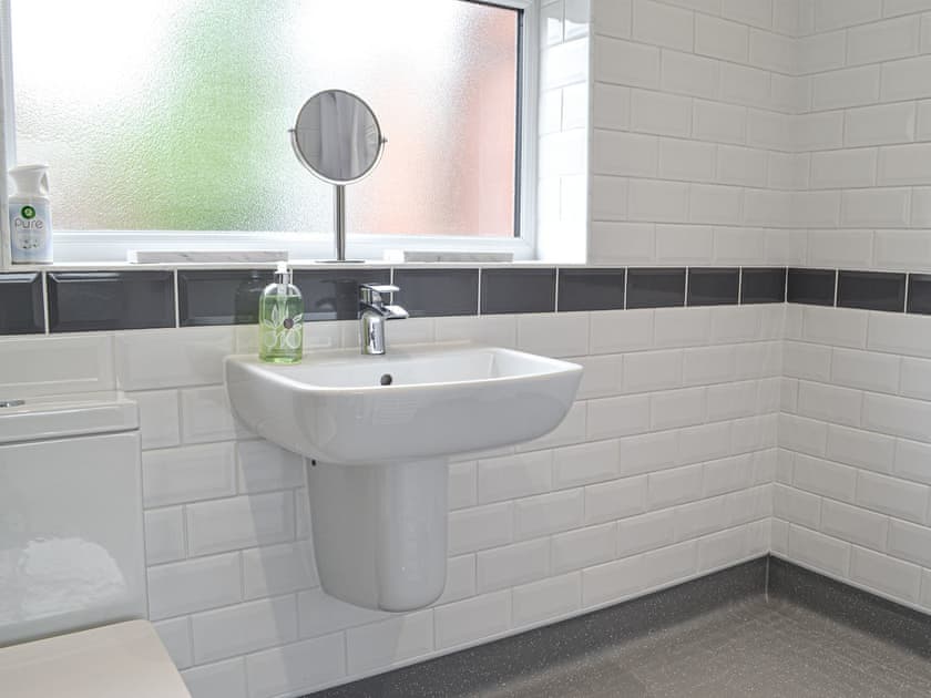 En-suite | Sleepy Willow, Little Snoring, near Fakenham