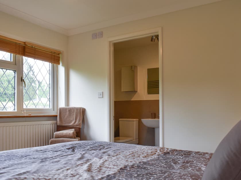 Double bedroom with en-suite facilities | Oak Tree Cottage, Brierley