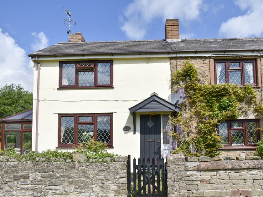 Stunning holiday home | Oak Tree Cottage, Brierley