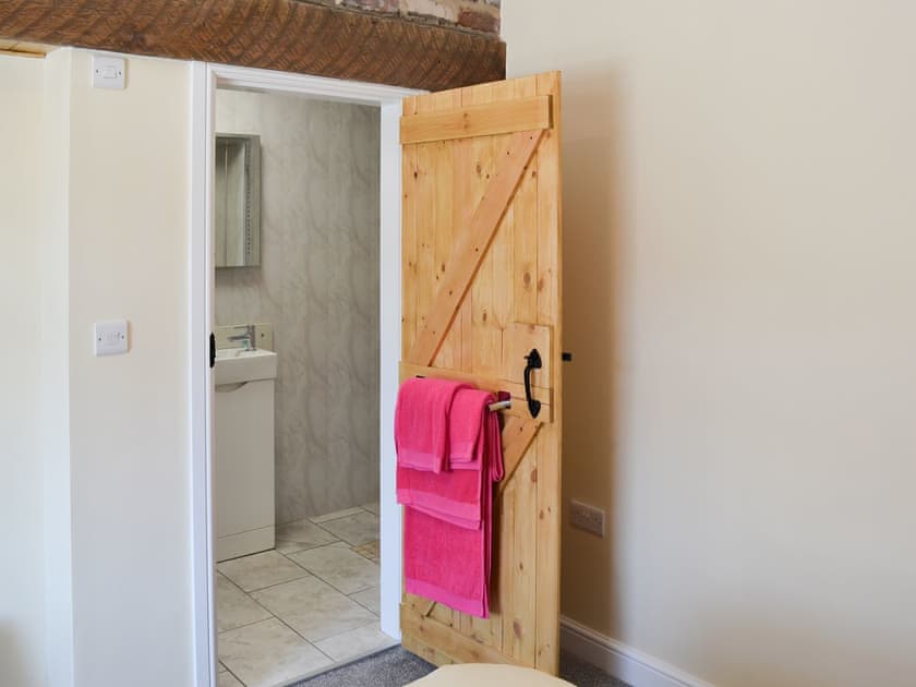 En suite shower room | Christine Cottage - Freya Cottage & Christine Cottage - Christine Cottage, Flamborough