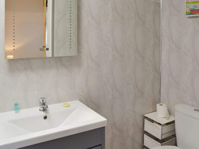 En suite shower room | Christine Cottage - Freya Cottage & Christine Cottage - Christine Cottage, Flamborough