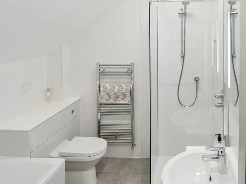 Family bathroom with bath and separate shower cubicle | Red Barn Cottage, Kettleburgh, near Framlingham