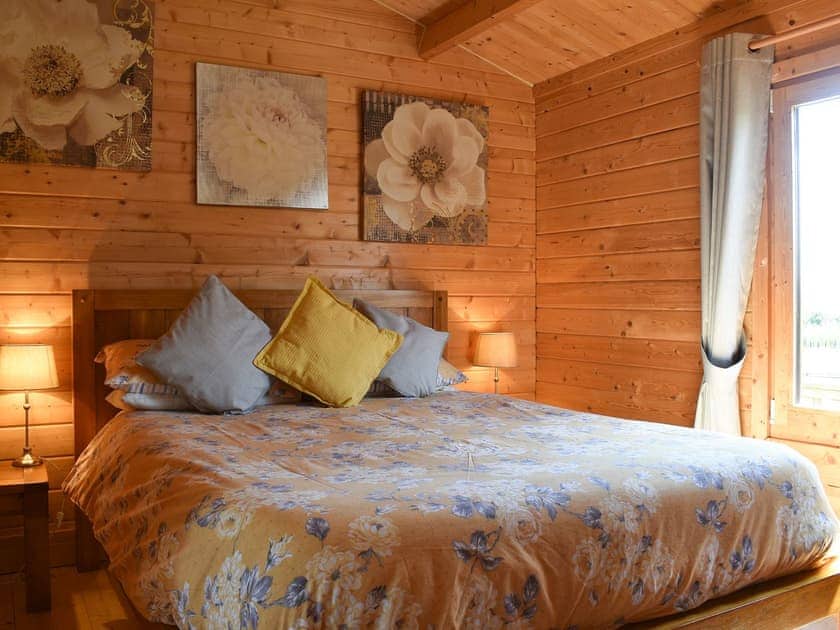 Double bedroom with kingsize bed | Robin Lodge - Sunbrae Holiday Lodges, Stoulton, near Malvern