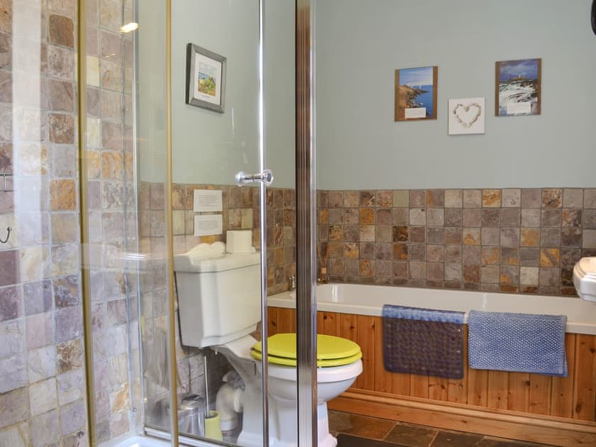 Bathroom | Hen Dy Goits, Bodorgan