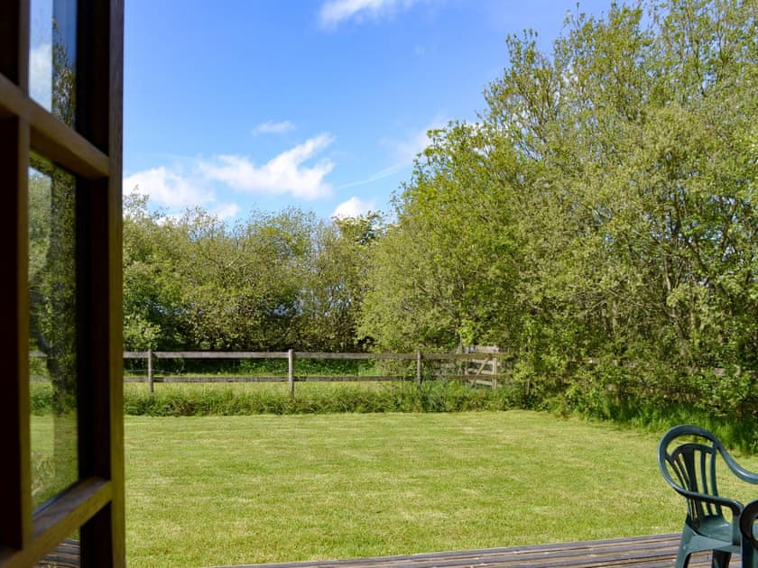 Spacious lawned garden | Hen Dy Goits, Bodorgan
