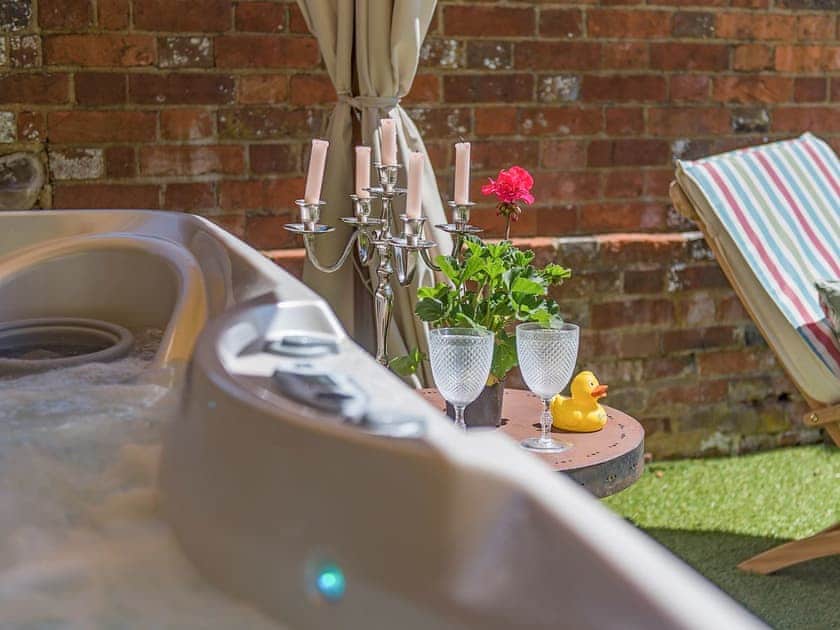 Relaxing hot tub | The Manor Coach House, Chartham