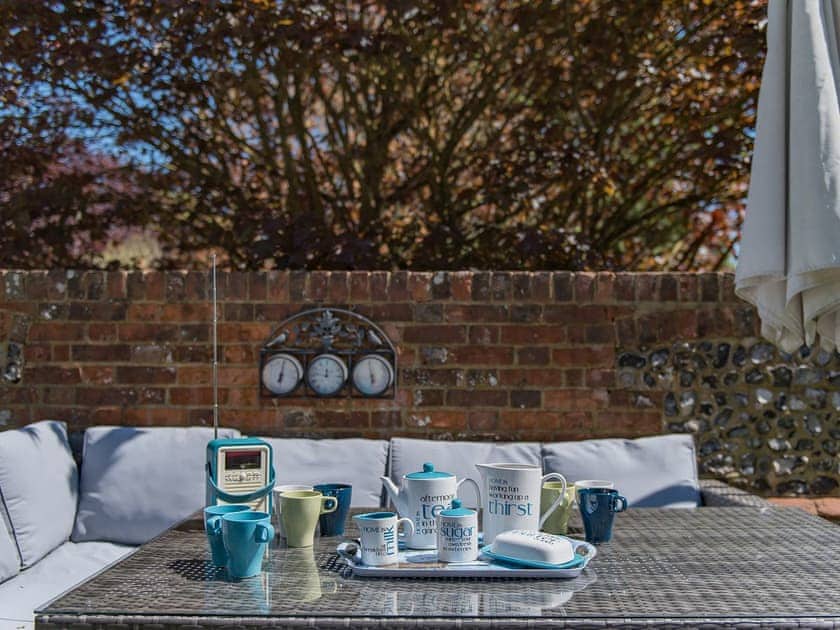 Outdoor eating area | The Manor Coach House, Chartham