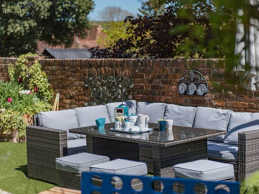 Outdoor eating area | The Manor Coach House, Chartham
