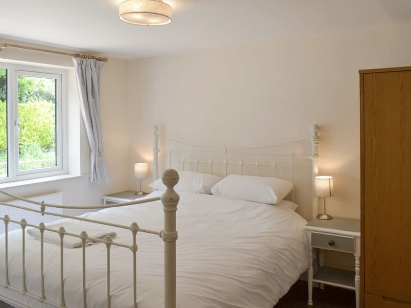 Relaxing ground floor double bedroom | Louisa’s Cottage, Priors Dean, near Petersfield