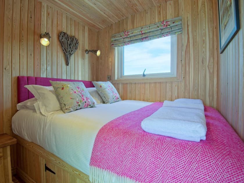 Cosy and welcoming double bed | Little Willow - Drumbain, Near Gatehouse of Fleet