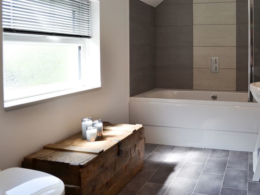 Bathroom | Dragonfly Cottage, Beverley 