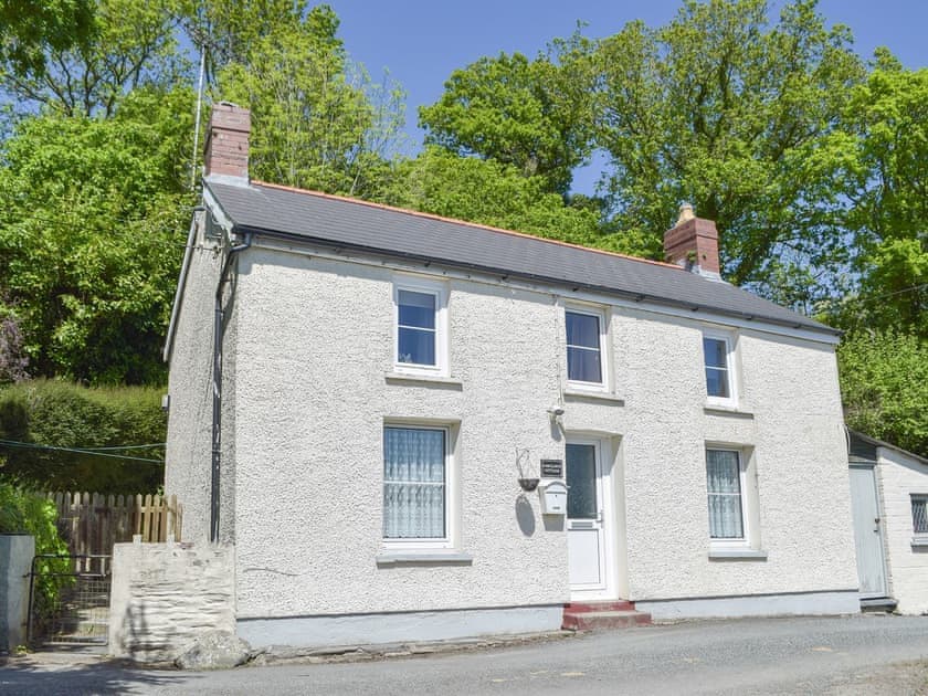 Pretty traditional double fronted Welsh cottage | Parcllwyd Cottage, Cilgerran, near Cardigan
