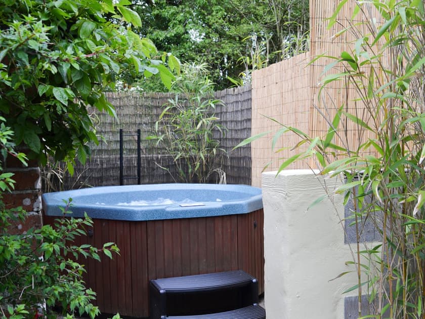 Private secluded hot tub | Oak Cottage - Carpenters Tinney, Pyworthy, Holsworthy, near Bude