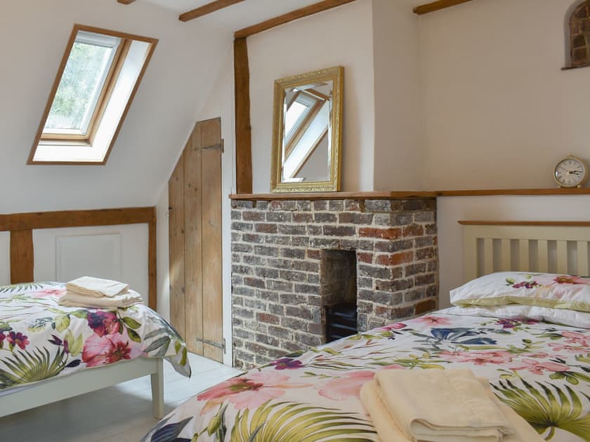 Delightful twin bedroom | Holme Cottage, Eastry, near Sandwich