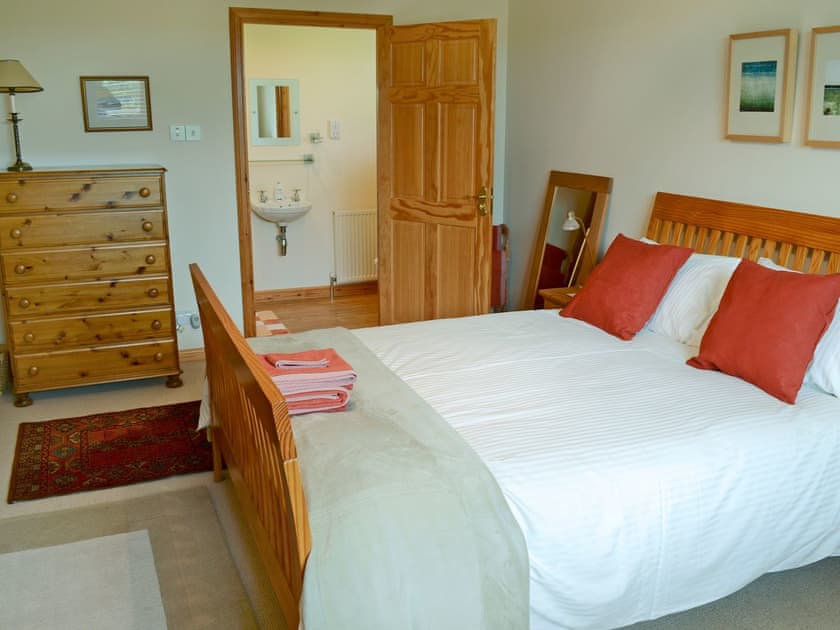 Relaxing double bedroom with en-suite | Fairfield, Ackergill, near Wick
