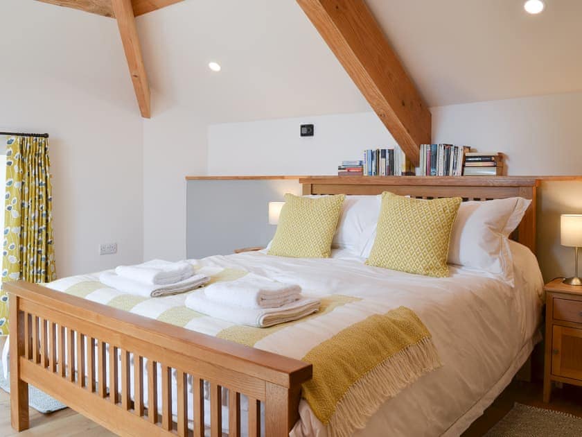 Spacious 1st floor bedroom with kingsize bed and en-suite  | The Horse Gin - Higher Blagrove Farm Cottages, East Worlington, near South Molton