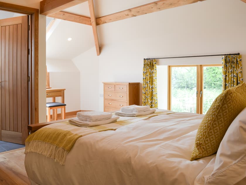 Spacious 1st floor bedroom with kingsize bed and en-suite  | The Horse Gin - Higher Blagrove Farm Cottages, East Worlington, near South Molton