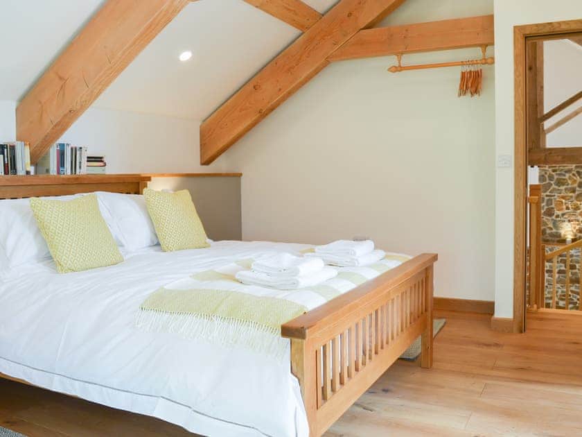 Spacious 1st floor bedroom with kingsize bed and en-suite  | The Horse Gin - Higher Blagrove Farm Cottages, East Worlington, near South Molton