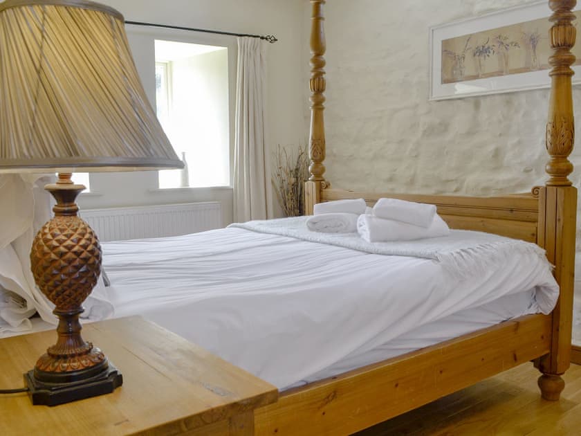 Comfortable four poster bedroom | Ghillies - Lambley Farm, Lambley near Haltwhistle