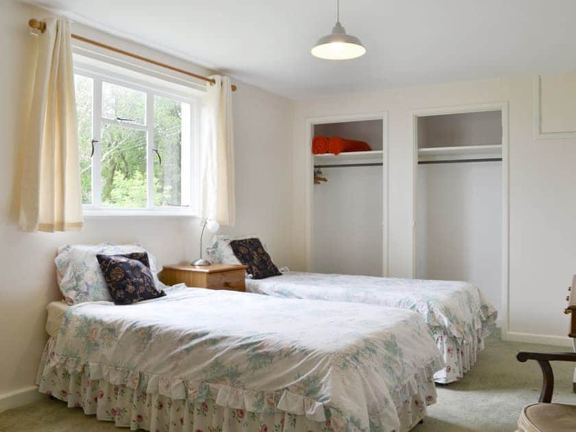 Light and airy twin bedroom | Tutchenor Farmhouse, Patchacott, near Beaworthy