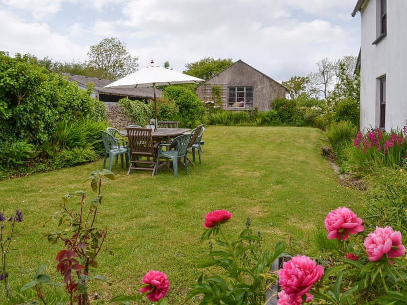 Lawned garden area with outdoor furniture | Tutchenor Farmhouse, Patchacott, near Beaworthy