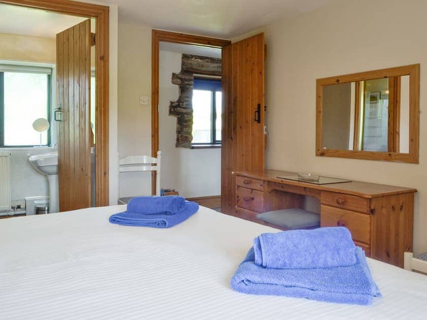 Dressing area within the en-suite double bedroom | Woodland View - Cefncoedbach Farm, Sarnau, near Brecon