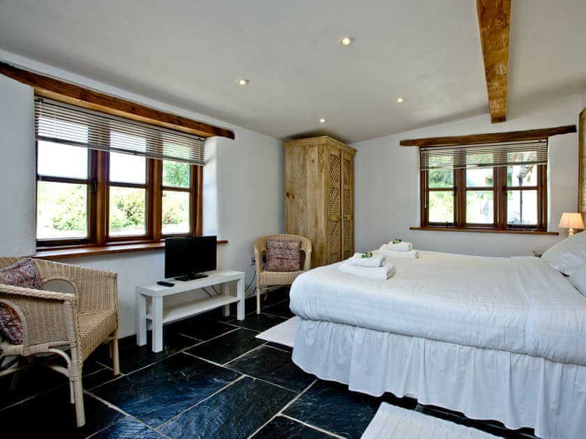 Spacious double bedroom | The Smithy - Park Mill Farm, Chulmleigh