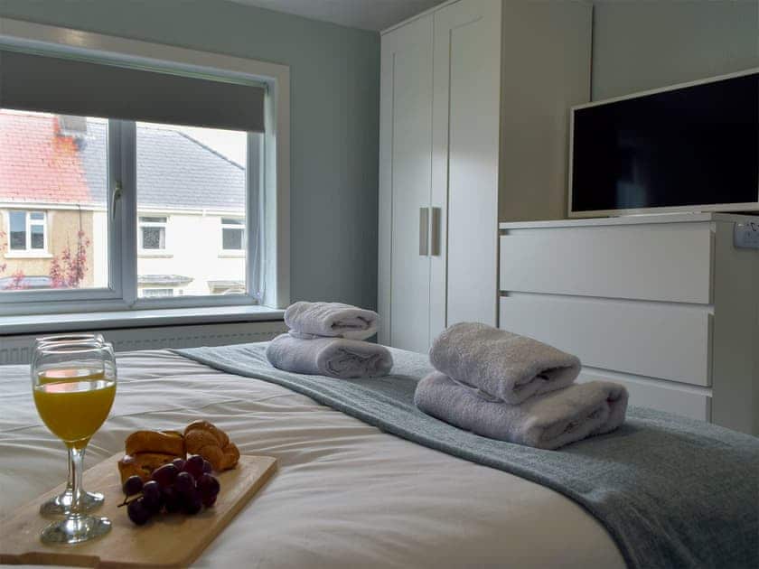 Relaxing bedroom with kingsize bed | Hafan, Tenby