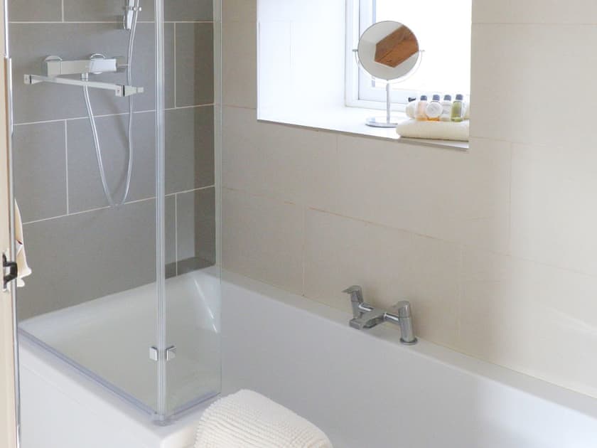 En-suite bathroom with shower over bath | The Smithy, Finghall near Leyburn