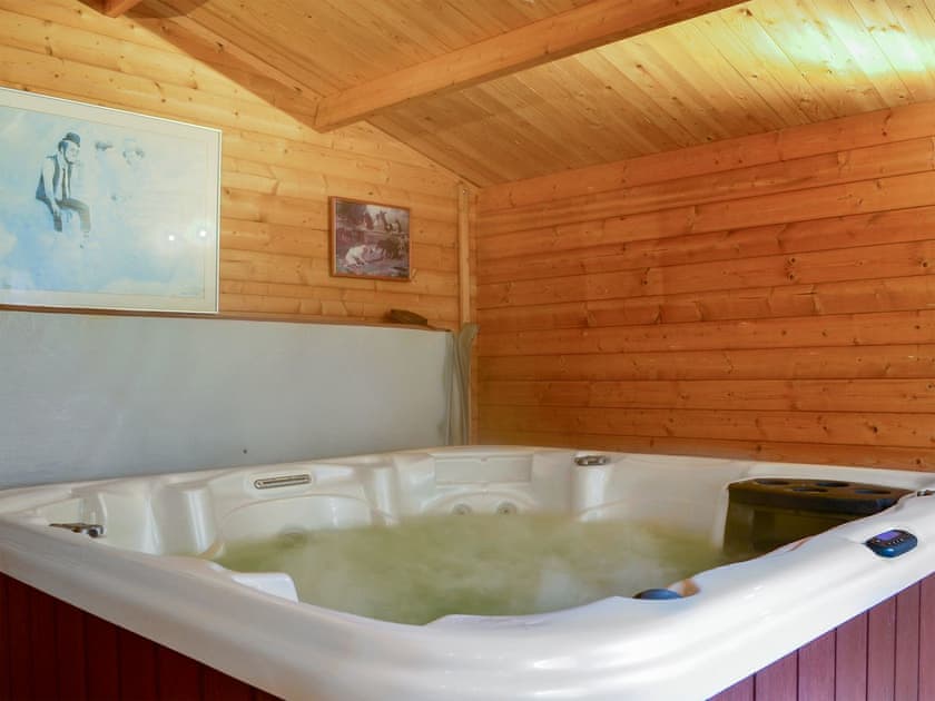 Shared hot tub | Carribber Beech, Near Linlithgow