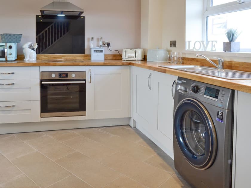 Fully appointed fitted kitchen | Granary Cottage - Metlands Farm Holidays, Bempton, near Bridlington