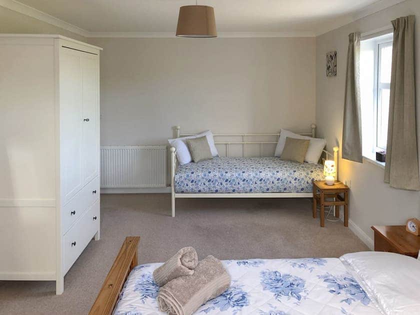 Double bedroom with an additional day bed | Egypt, South Ronaldsay, near St Margaret’s Hope