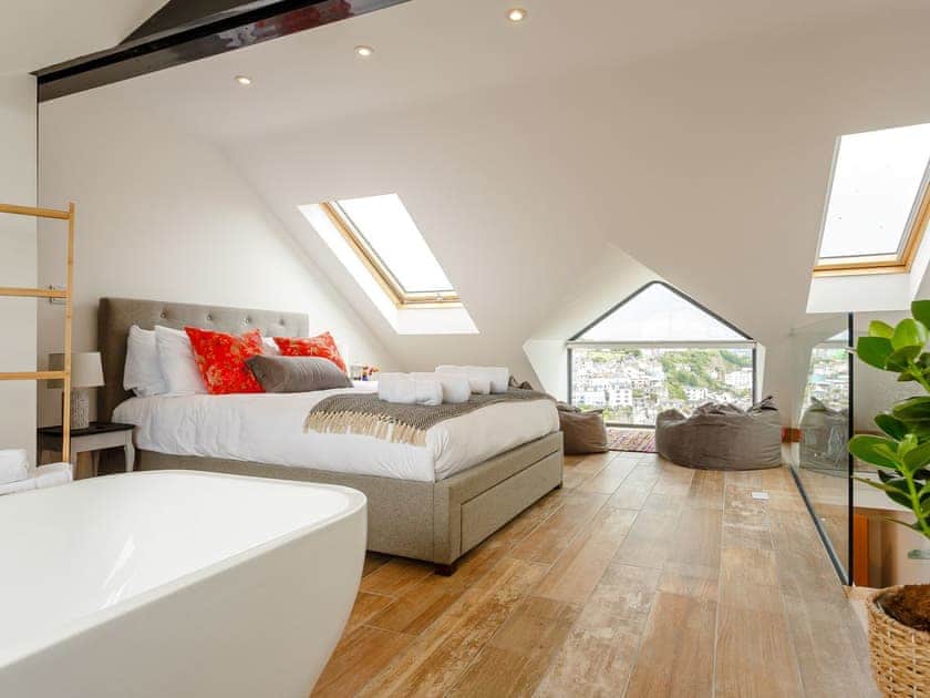 Spacious master bedroom | Wrens Perch, Brixham