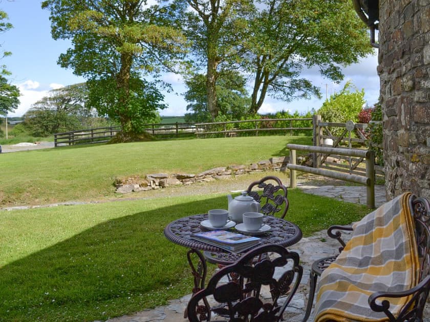 Paved patio area with outdoor furniture | Willow Cottage, Woolfardisworthy, near Bideford
