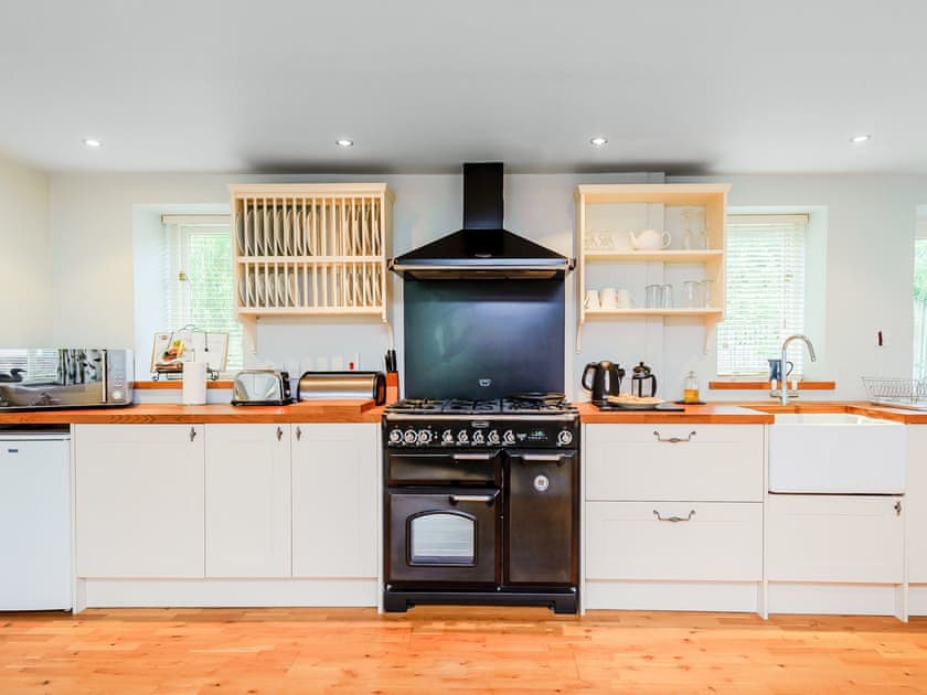 Well presented kitchen area | Coachman’s Cottage - Yaxley Manor Cottages, Yaxley near Eye