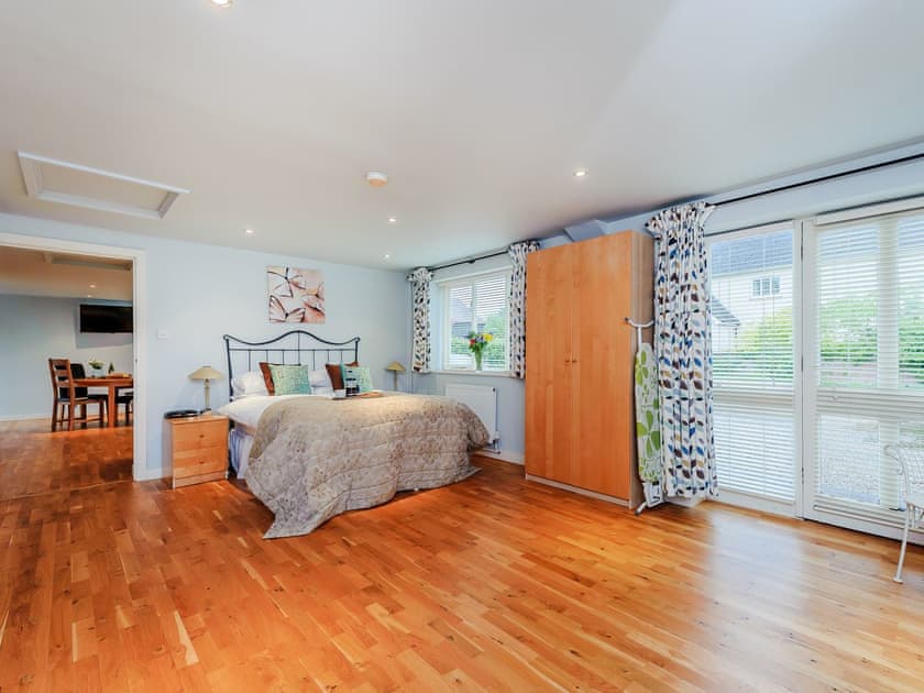 Welcoming double bedded room | Coachman’s Cottage - Yaxley Manor Cottages, Yaxley near Eye