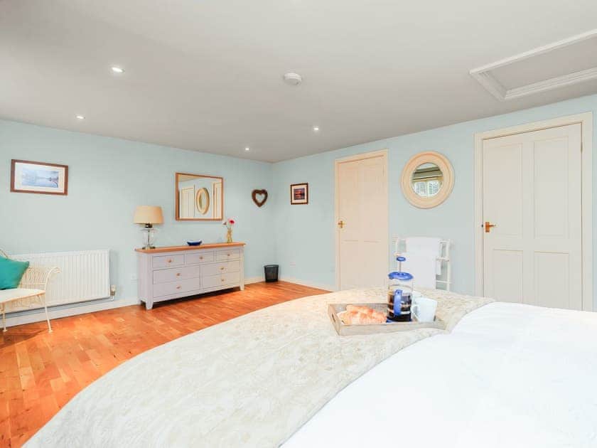 Bedroom with en-suite | Coachman’s Cottage - Yaxley Manor Cottages, Yaxley near Eye