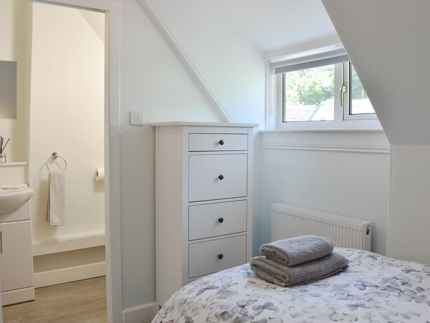 Well presented twin bedroom with en-suite | 1 Hamilton Terrace, Lamlash, Isle of Arran