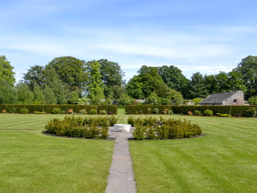 Extensive shared garden and grounds | The Old Gasworks Building - Old Montrose, Montrose