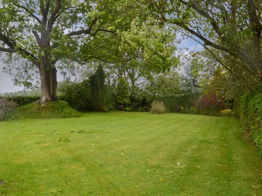 Large lawned garden | Glebe Farm Bungalow, Kirkby cum Osgodby, near Market Rasen