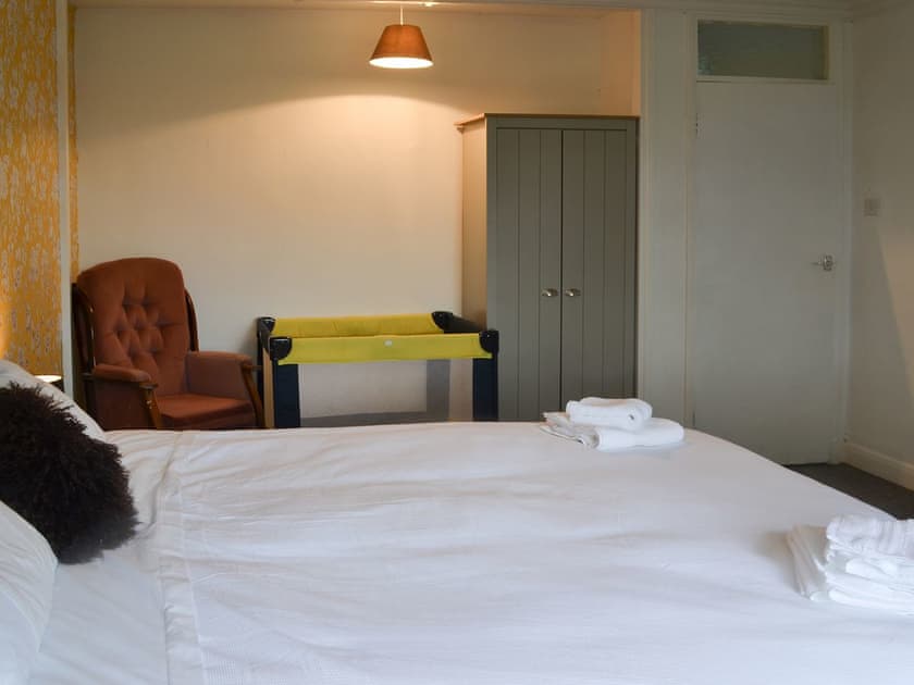 Double bedroom with travel cot | Glebe Farm Bungalow, Kirkby cum Osgodby, near Market Rasen