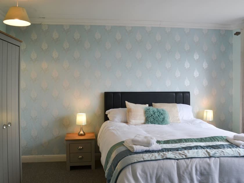 Attractive double bedroom | Glebe Farm Bungalow, Kirkby cum Osgodby, near Market Rasen