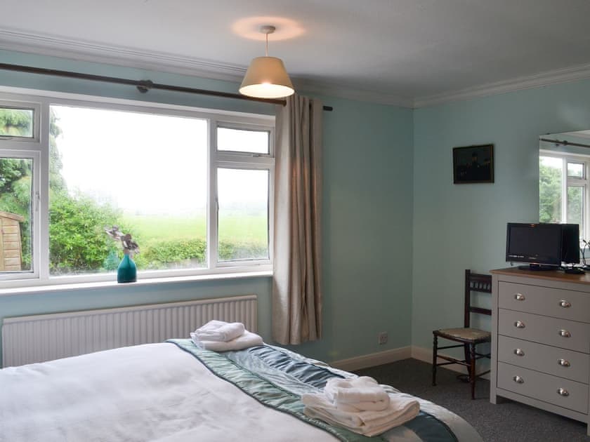 Charming double bedded room | Glebe Farm Bungalow, Kirkby cum Osgodby, near Market Rasen