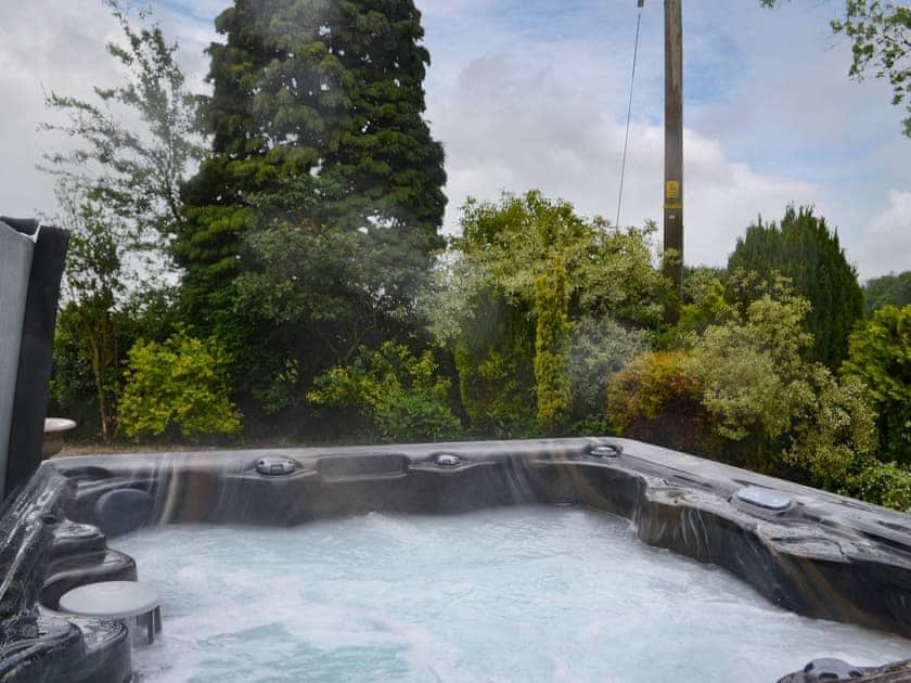 Wonderful relaxing hot tub | Glebe Farm Bungalow, Kirkby cum Osgodby, near Market Rasen