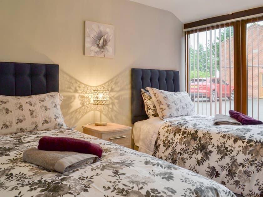 Relaxing twin bedroom | Koi Keep - Wallrudding Farm Cottages, Doddington, near Lincoln