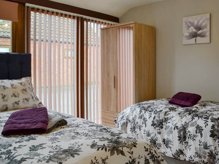Comfortable twin bedroom | Koi Keep - Wallrudding Farm Cottages, Doddington, near Lincoln
