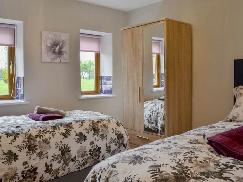 Light and airy twin bedroom | Koi Keep - Wallrudding Farm Cottages, Doddington, near Lincoln